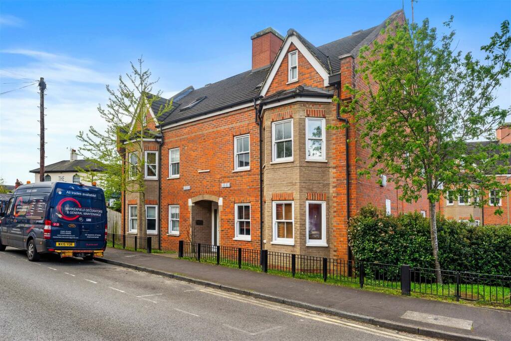 2 bedroom flat for sale in Cathedral Place, Markenfield Road, Guildford, GU1