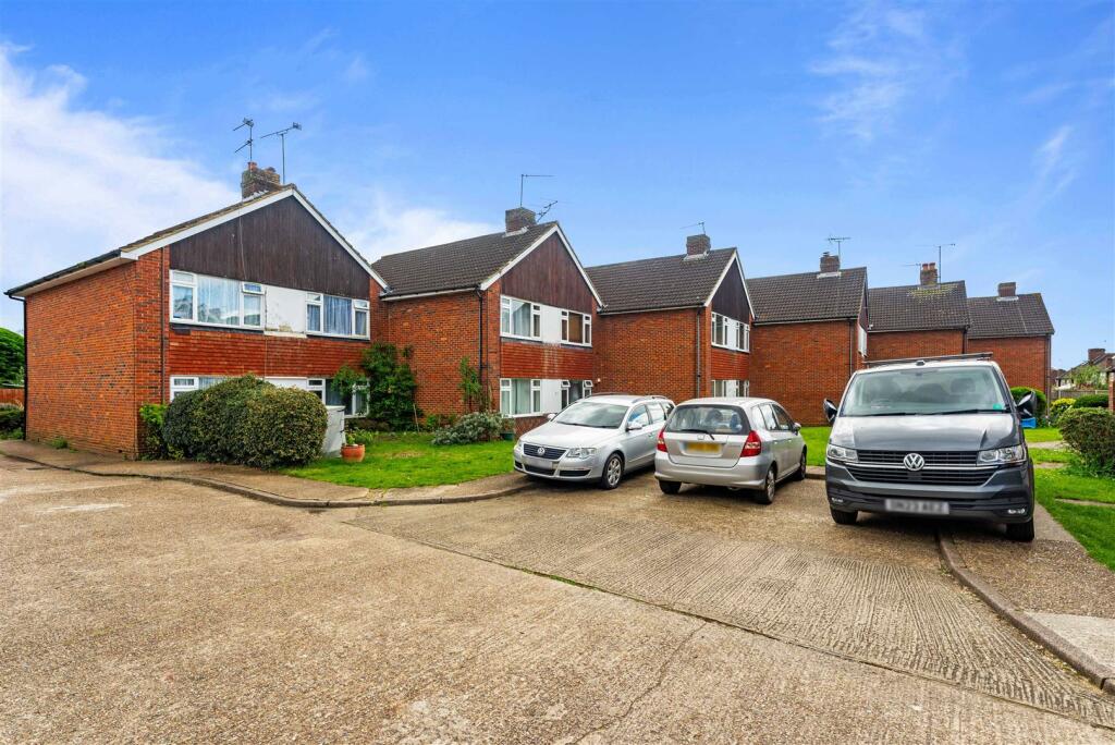 2 bedroom flat for sale in Manor Lodge, Guildford, GU2