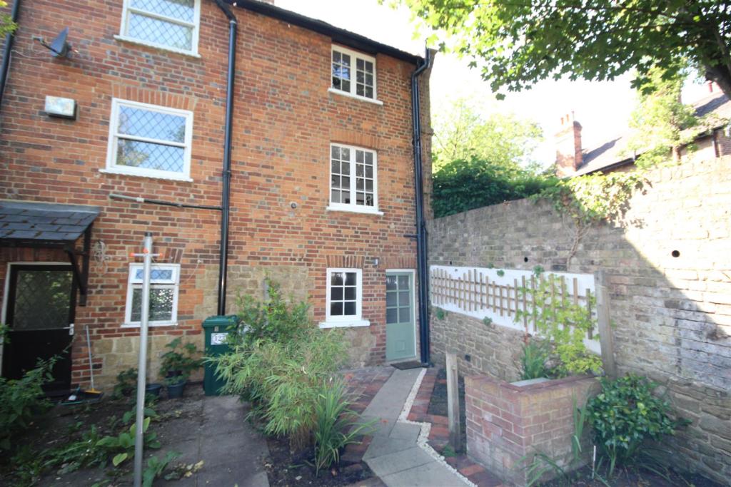 2 bedroom house for rent in Portsmouth Road, Guildford, GU2