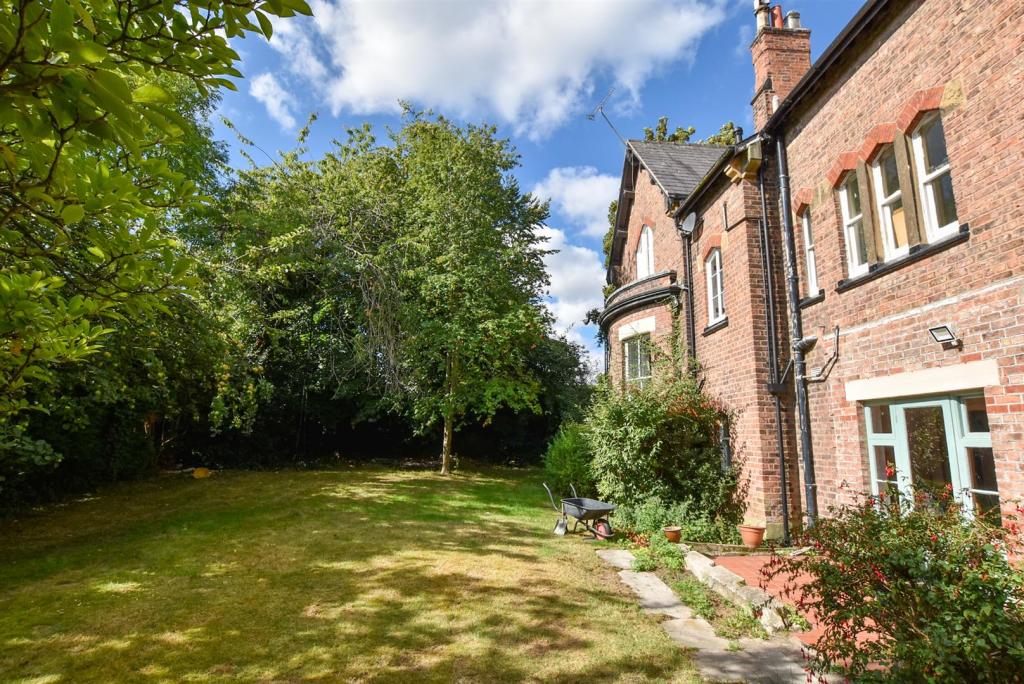 6 bedroom detached house for sale in Spital Road, Bromborough, CH62