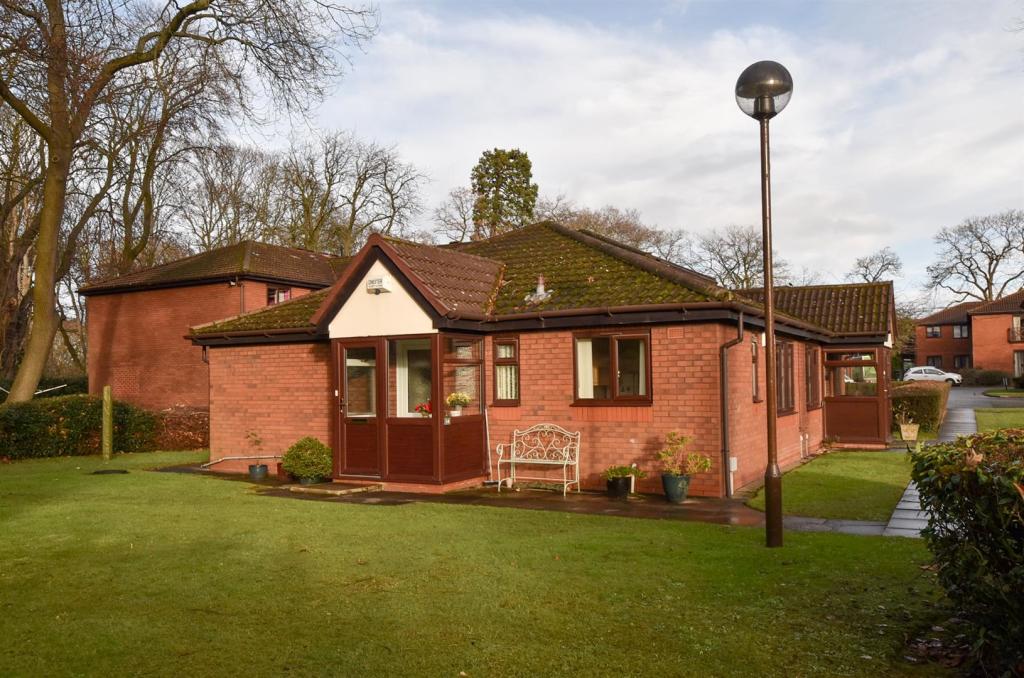 2 bedroom semidetached bungalow for sale in Bridle Park, Bromborough