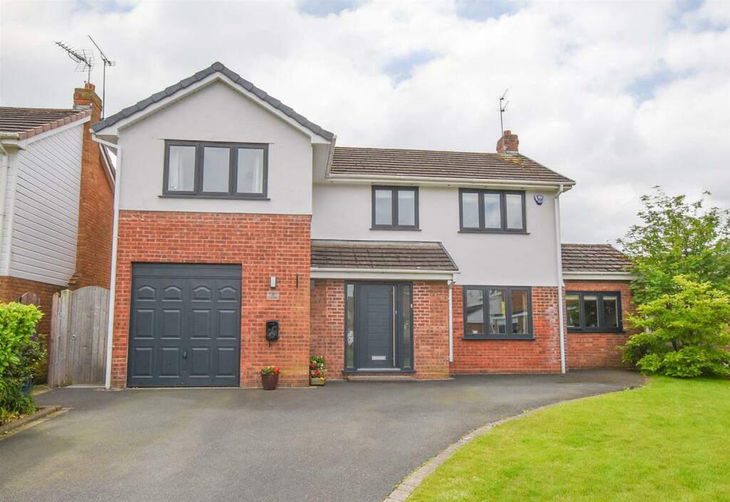 4 bedroom detached house for sale in Links Close, Raby Mere, CH63