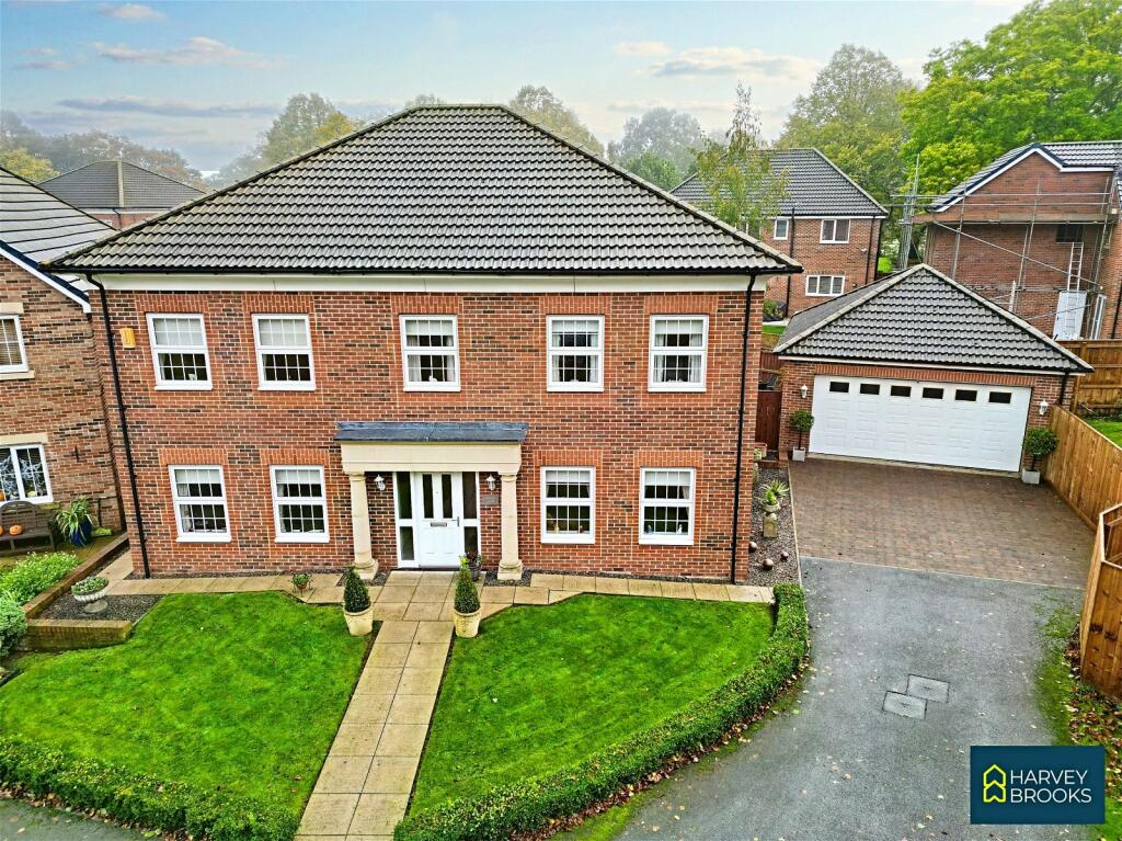 5 bedroom detached house for sale in Poole Gardens, Nunthorpe, TS7