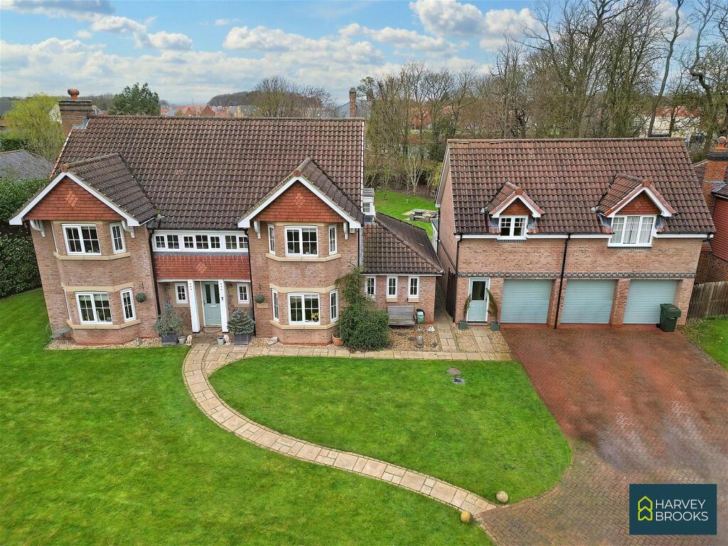 4 bedroom detached house for sale in Collingham Drive, Nunthorpe, TS7