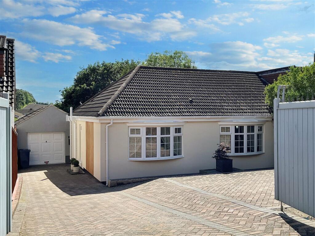 3 bedroom semidetached bungalow for sale in Ormesby Bank, Ormesby, TS7