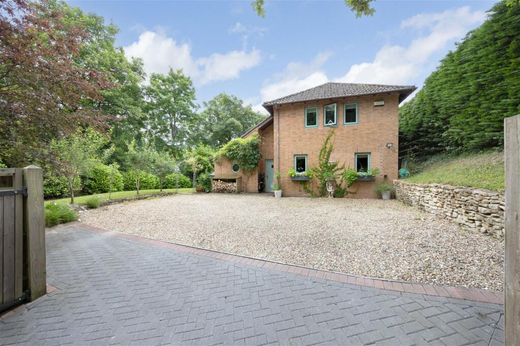 4 bedroom detached house for sale in Lowden Hill, Chippenham, Wiltshire