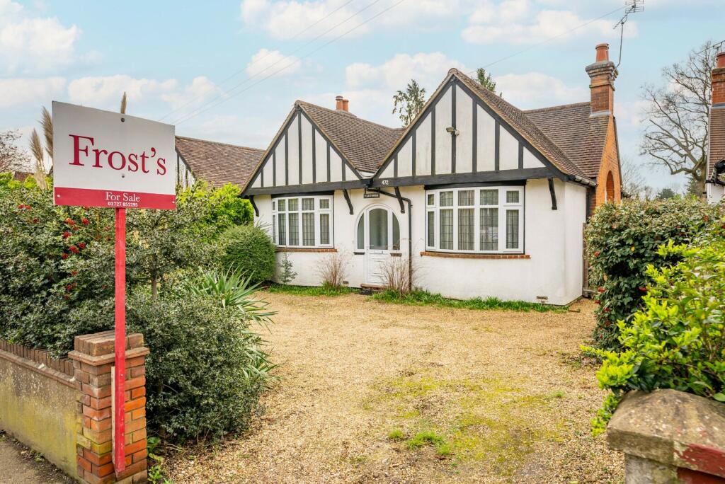 3 bedroom bungalow for sale in Hatfield Road, St. Albans, Hertfordshire, AL4
