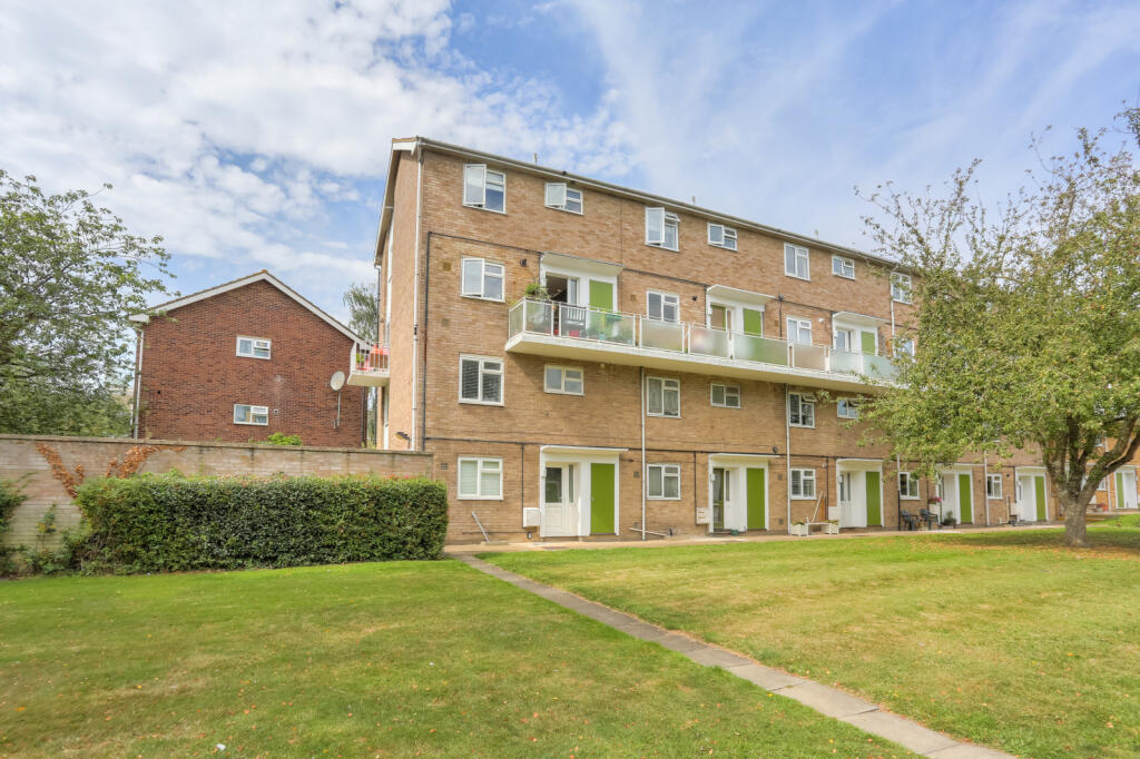 2 bedroom for sale in The Ridgeway, St. Albans, Hertfordshire, AL4