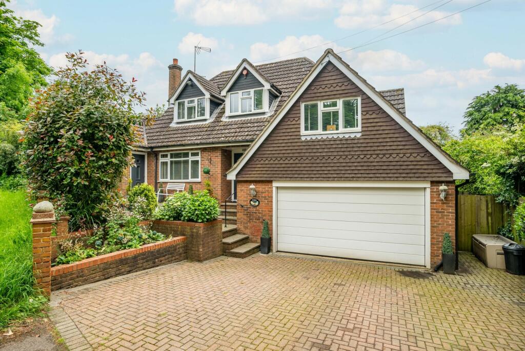 6 bedroom detached house for sale in Harpenden Road, St. Albans, Hertfordshire, AL3