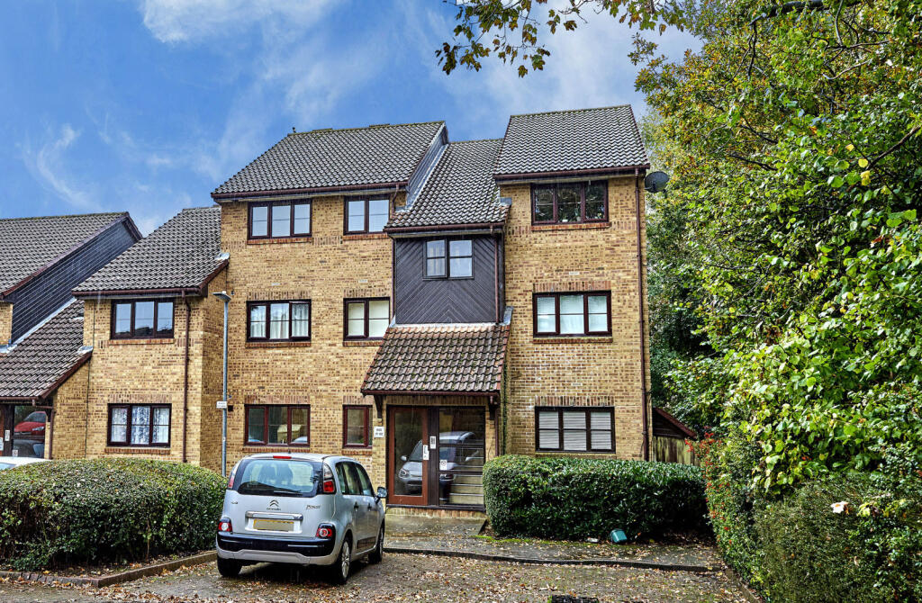 2 bedroom apartment for sale in The Larches, Milford Close, St. Albans, Hertfordshire, AL4