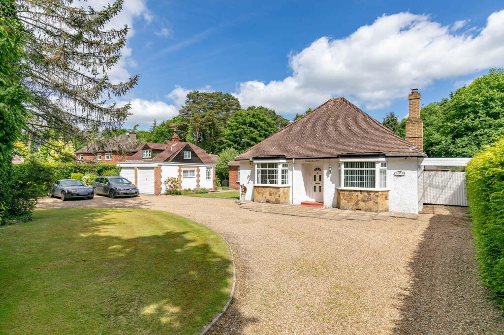 3 bedroom detached bungalow for sale in Copthorne Road, Felbridge, RH19