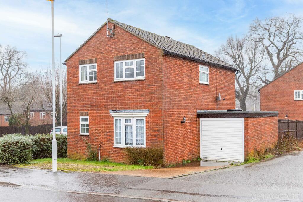 4 bedroom detached house for sale in Estcots Drive, East Grinstead, RH19
