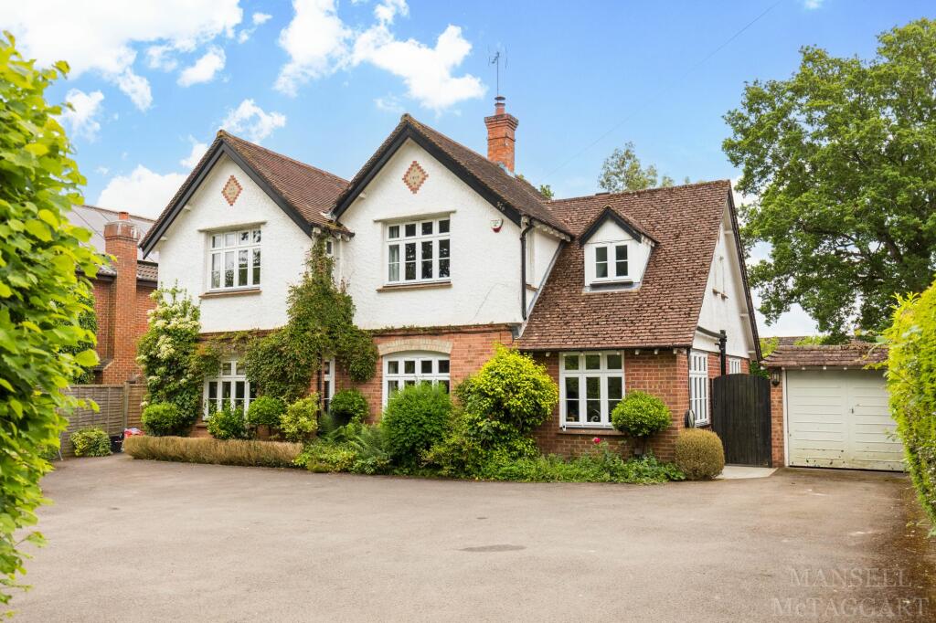 4 bedroom detached house for sale in Hophurst Lane, Crawley Down, RH10
