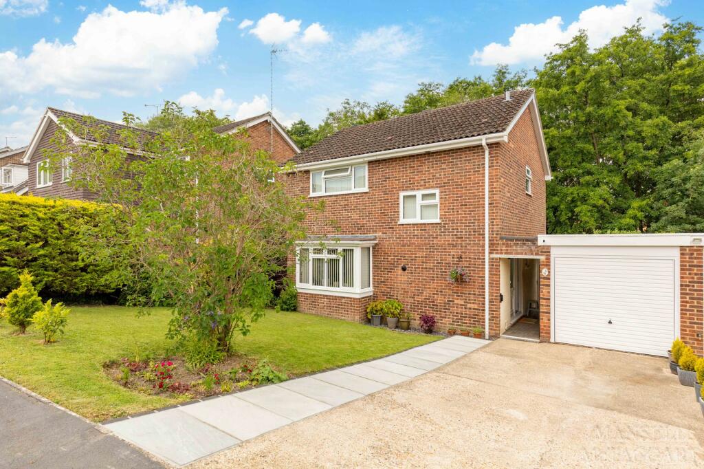 3 bedroom detached house for sale in Alders View Drive, East Grinstead