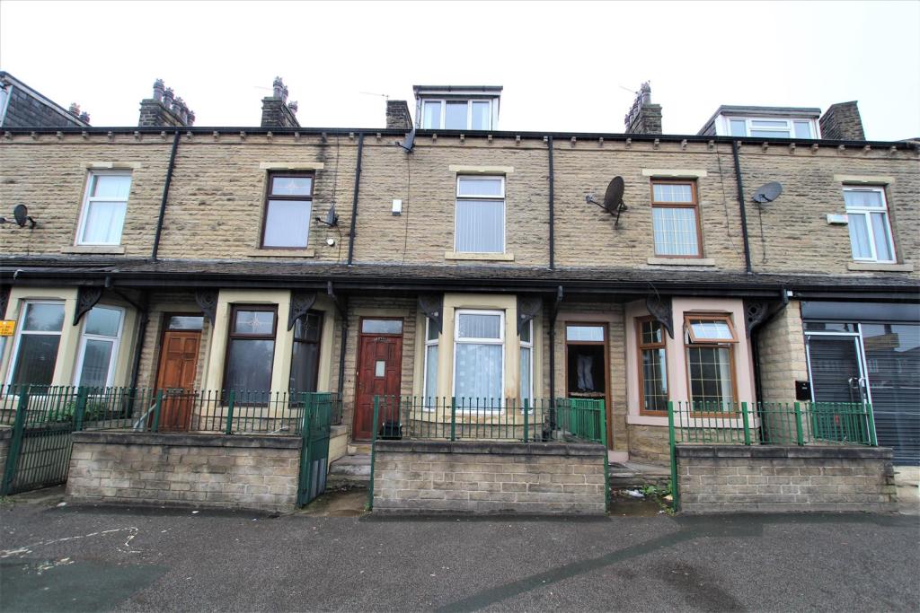 4 bedroom terraced house for sale in Killinghall Road, Thornbury