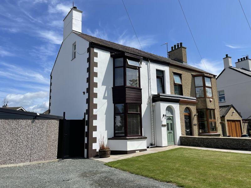 4 bedroom semidetached house for sale in Gors Avenue, Holyhead, LL65