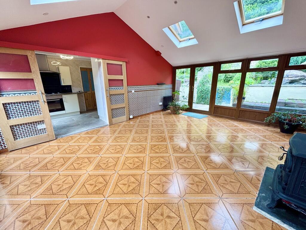 3 bedroom end of terrace house