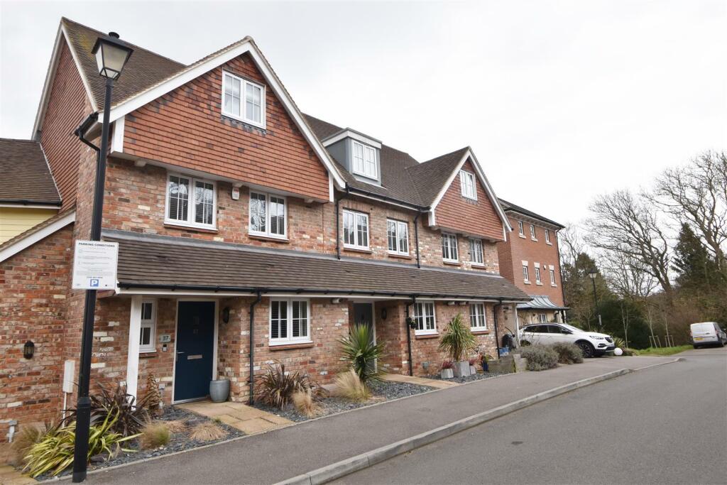 4 bedroom end of terrace house for sale in Woodlands Way, Hastings, TN34