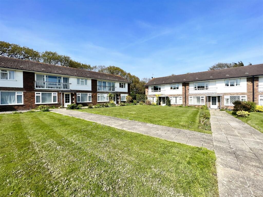 2 bedroom flat for sale in Fairlight Gardens, Fairlight, Hastings, TN35