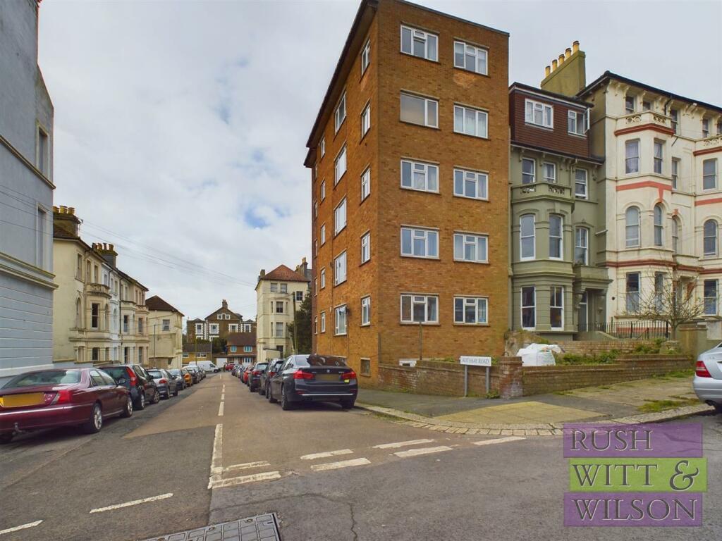 2 bedroom flat for sale in Carisbrooke Road, St. LeonardsOnSea, TN38
