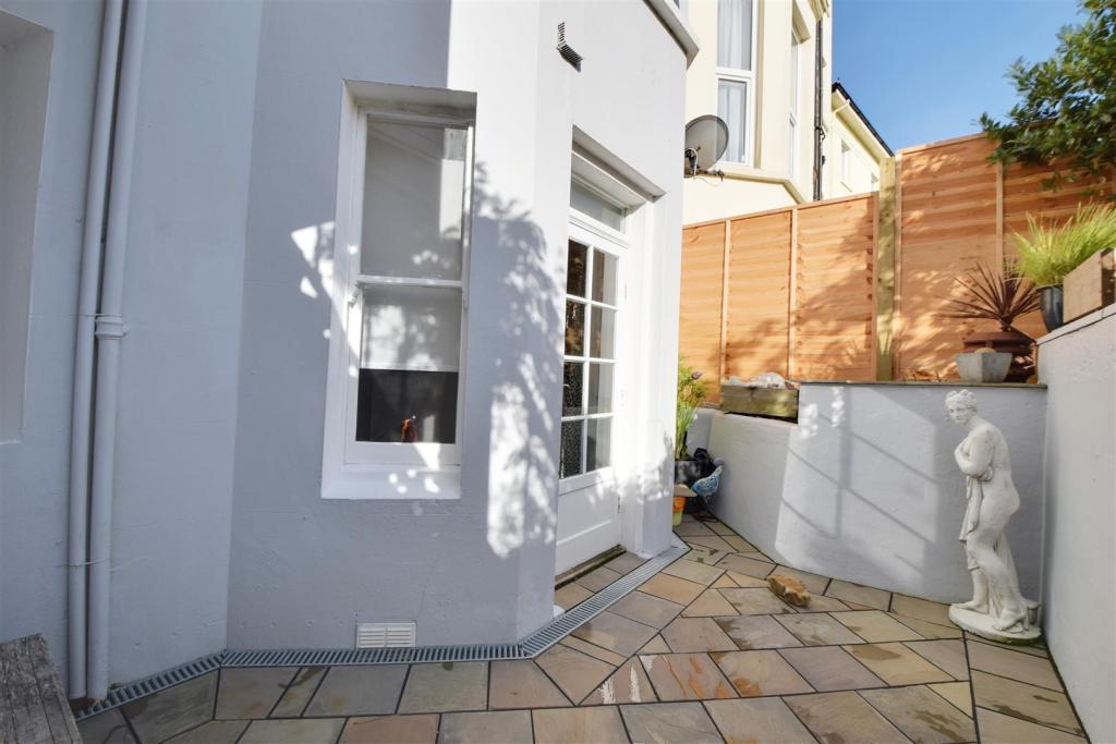 2 bedroom flat for sale in Pevensey Road, St. LeonardsOnSea, TN38