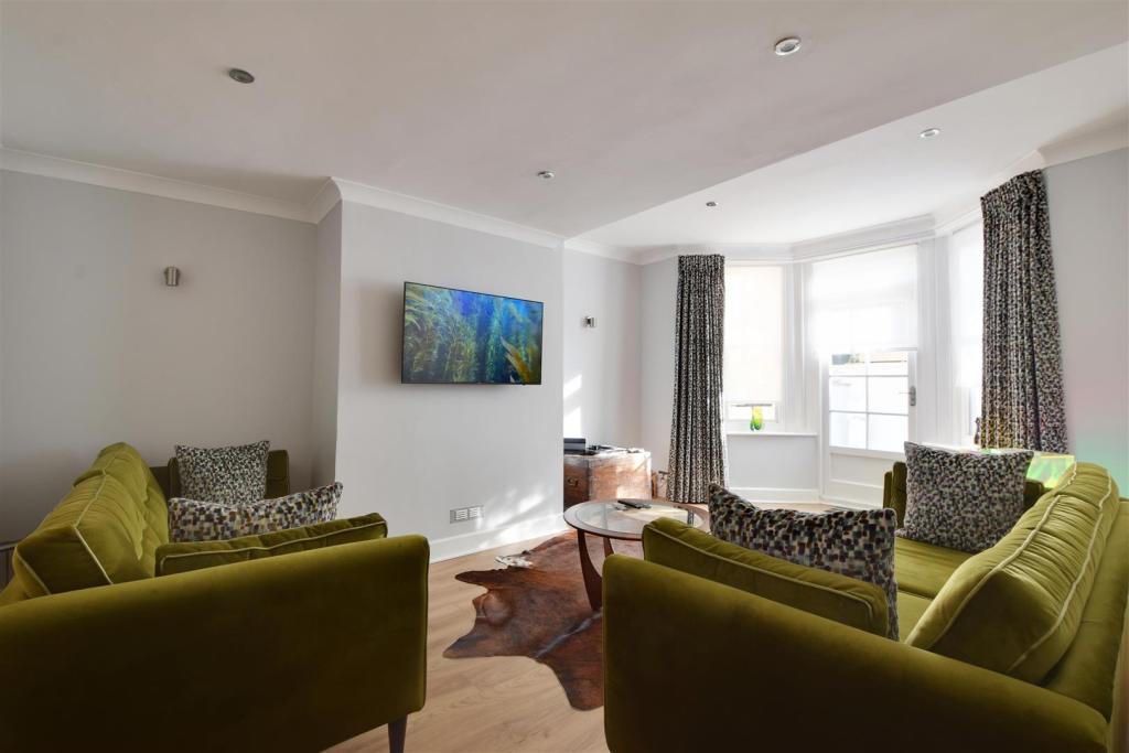 2 bedroom flat for sale in Pevensey Road, St. LeonardsOnSea, TN38