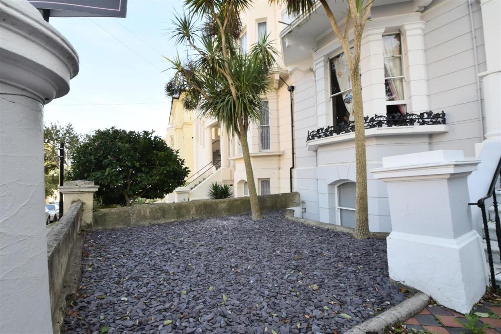 2 bedroom flat for sale in Pevensey Road, St. LeonardsOnSea, TN38