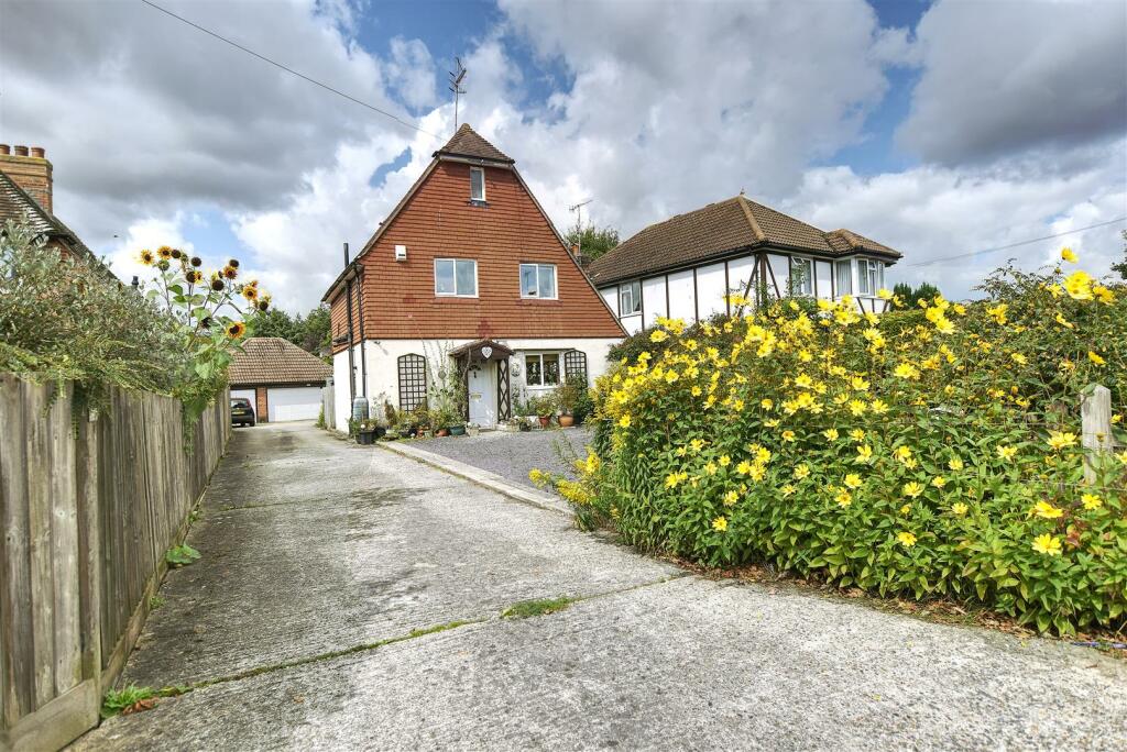 4 bedroom detached house for sale in Peartree Lane, BexhillOnSea, TN39