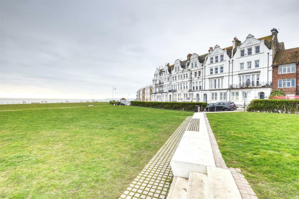 2 bedroom flat for sale in West Parade, BexhillOnSea, TN39