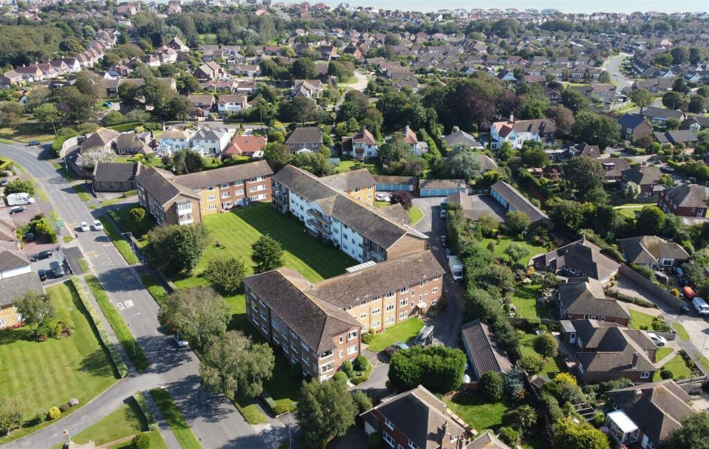 2 bedroom flat for sale in Birkdale, BexhillOnSea, TN39