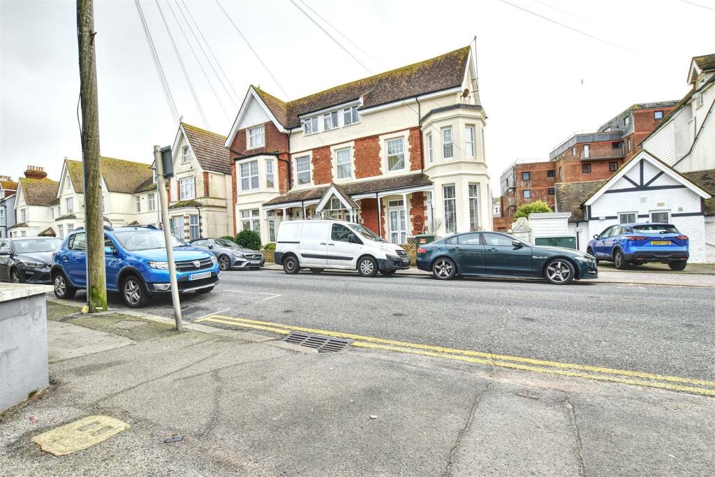 3 bedroom flat for sale in Eversley Road, BexhillOnSea, TN40