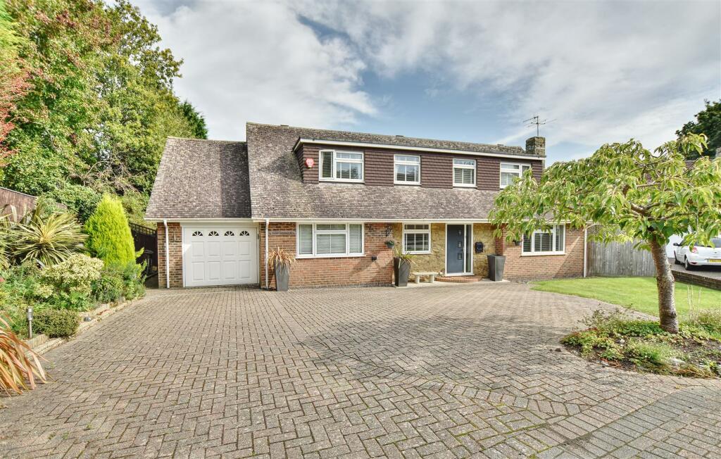 5 bedroom detached house for sale in Collington Rise, BexhillOnSea, TN39