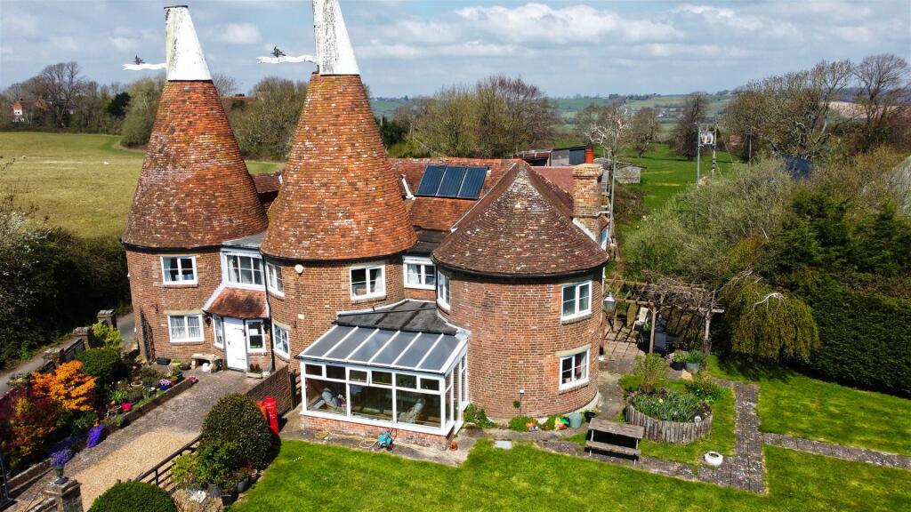 5 bedroom detached house for sale in Icklesham, Winchelsea, TN36