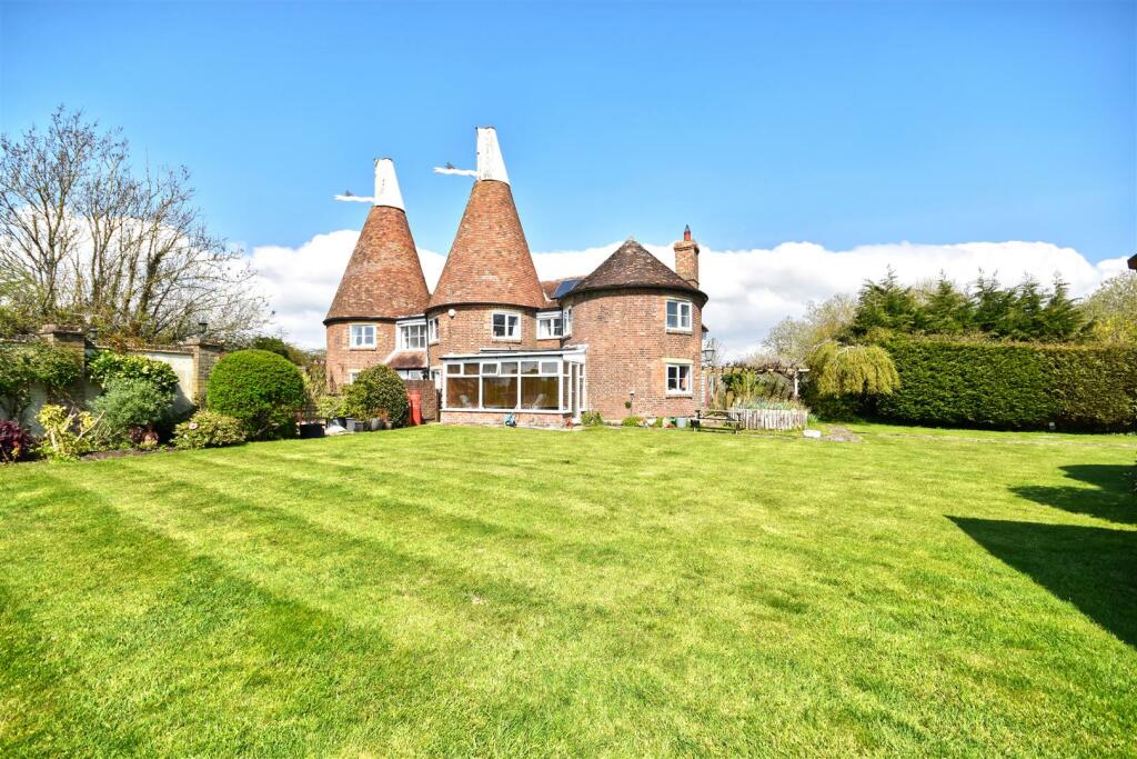 5 bedroom detached house for sale in Icklesham, Winchelsea, TN36
