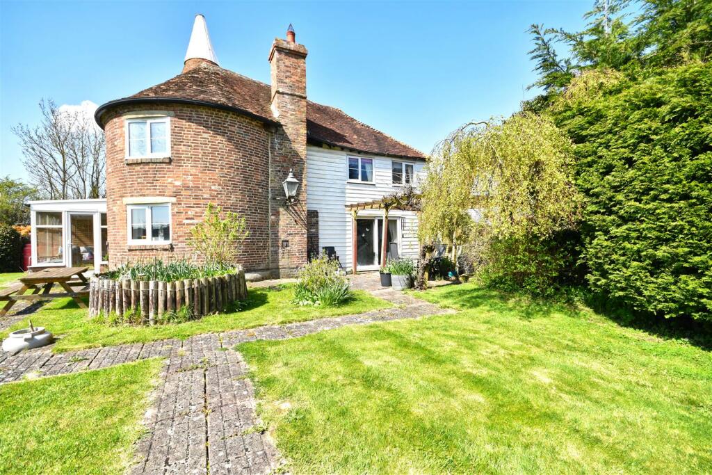 5 bedroom detached house for sale in Icklesham, Winchelsea, TN36