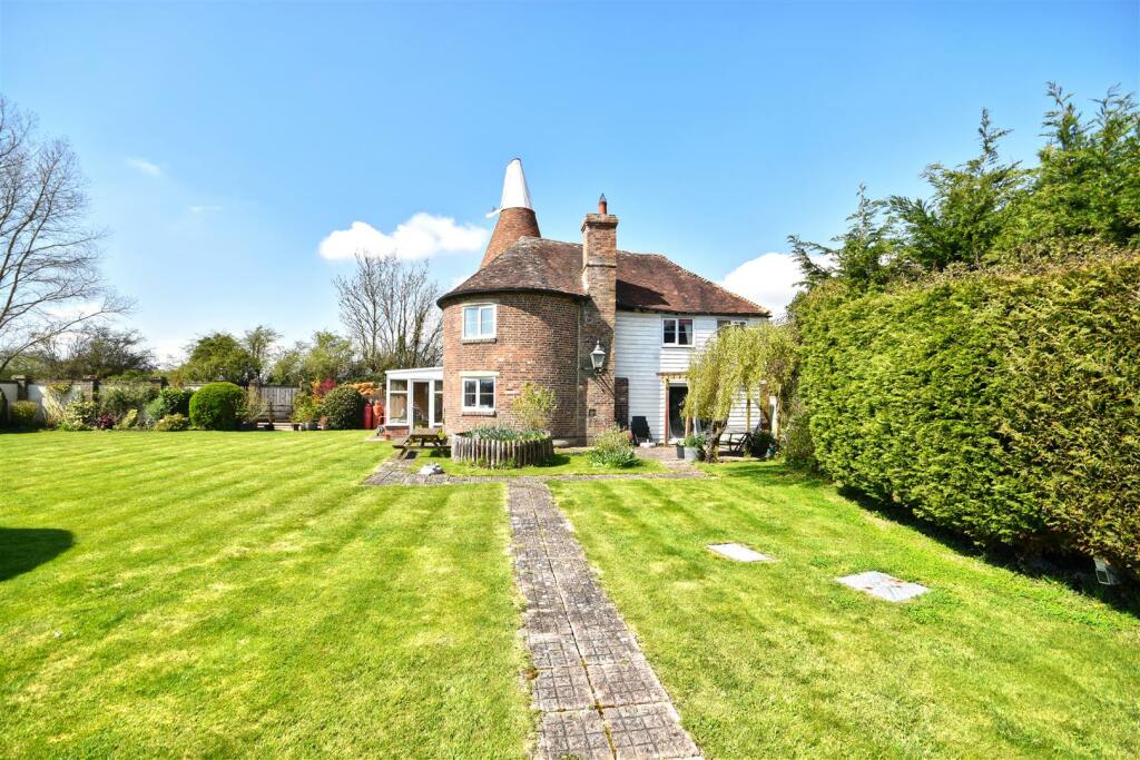 5 bedroom detached house for sale in Icklesham, Winchelsea, TN36