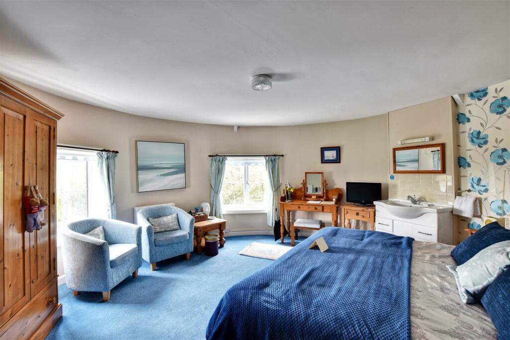 5 bedroom detached house for sale in Icklesham, Winchelsea, TN36