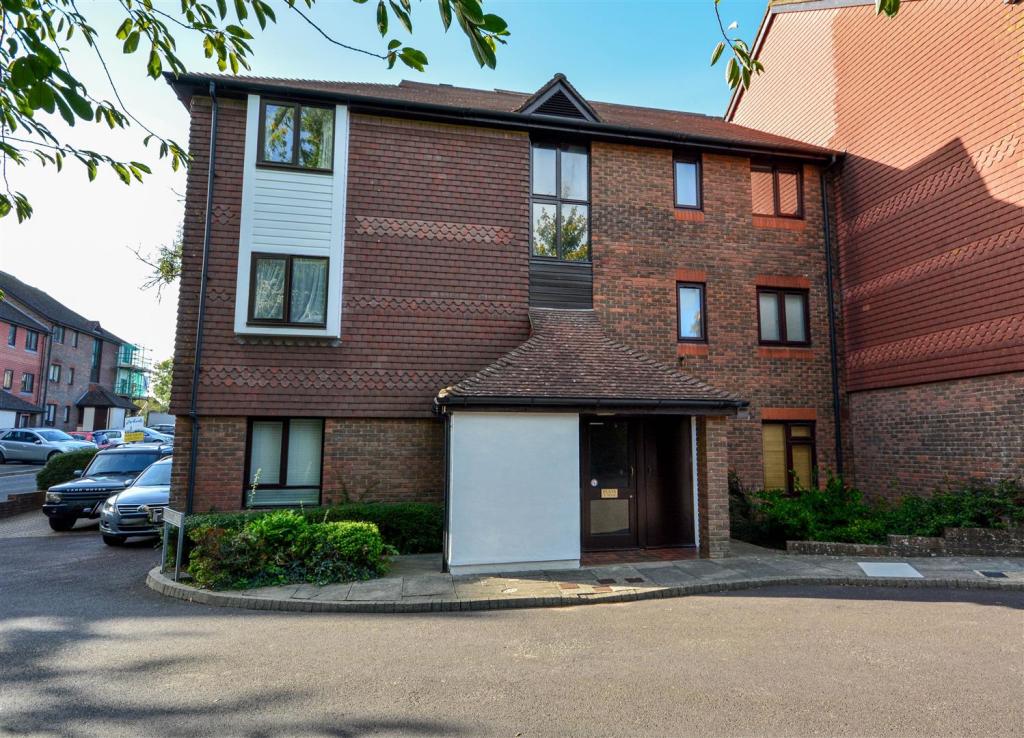 1 bedroom flat for sale in Woodhams Close, Battle, TN33