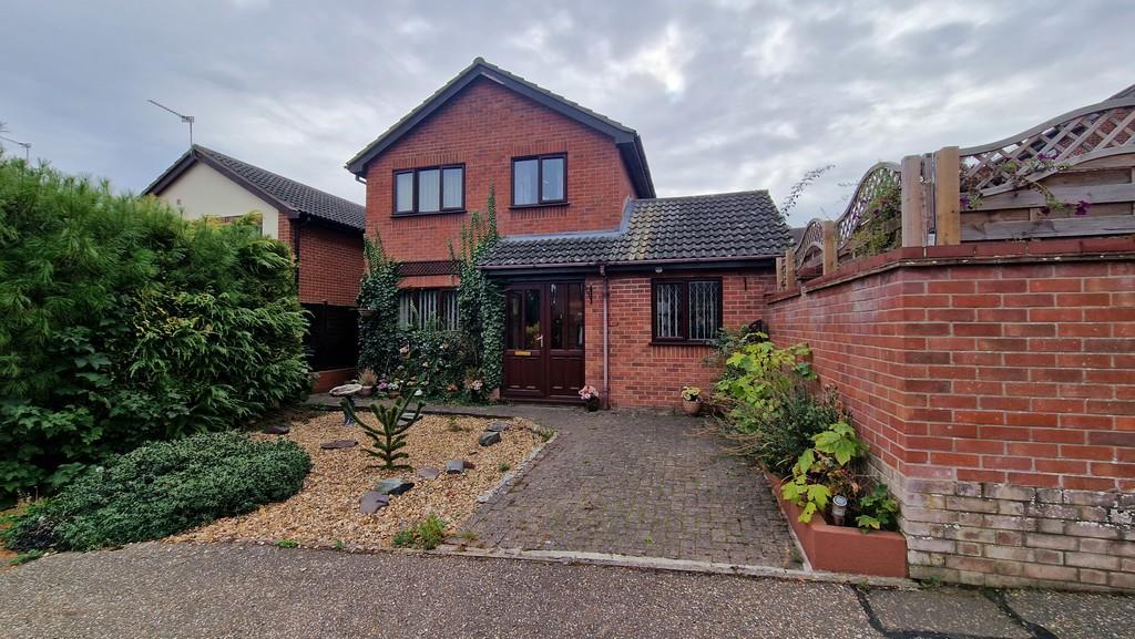 3 bedroom detached house for sale in Henry Ward Road, Harleston, IP20