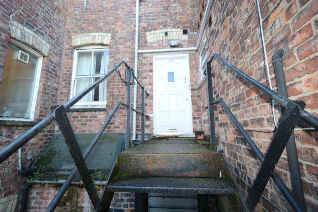 2 bedroom flat for rent in Barlow Moor Road, Chorlton, Manchester, M21