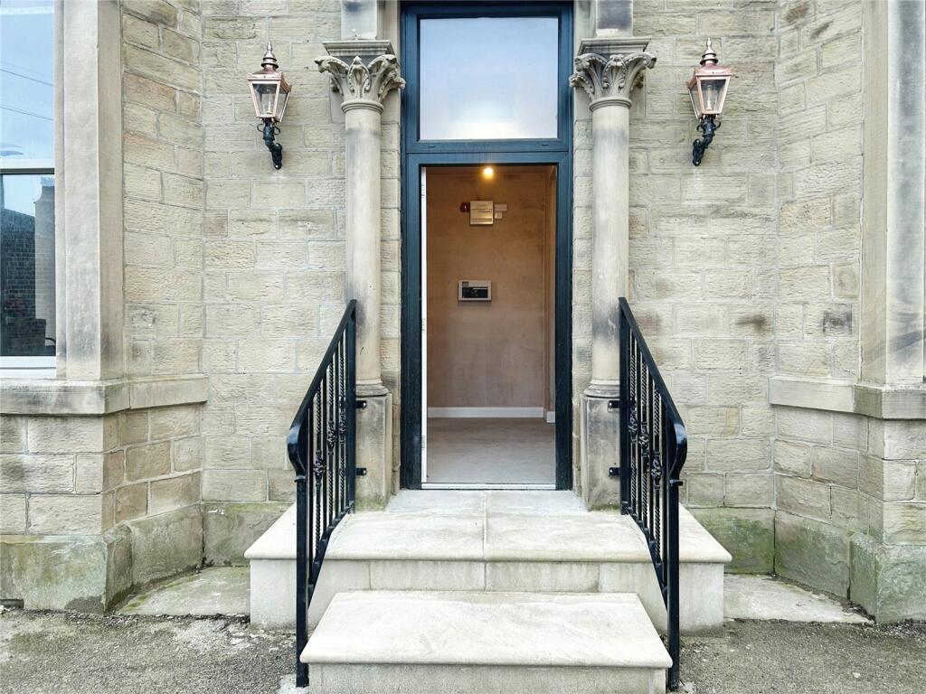 Commercial property for rent in Wakefield Road, Denby Dale