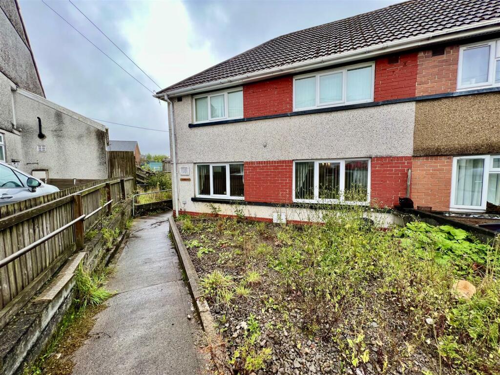 3 bedroom semidetached house for sale in Cwrt Twyn Rhyd, Rhigos