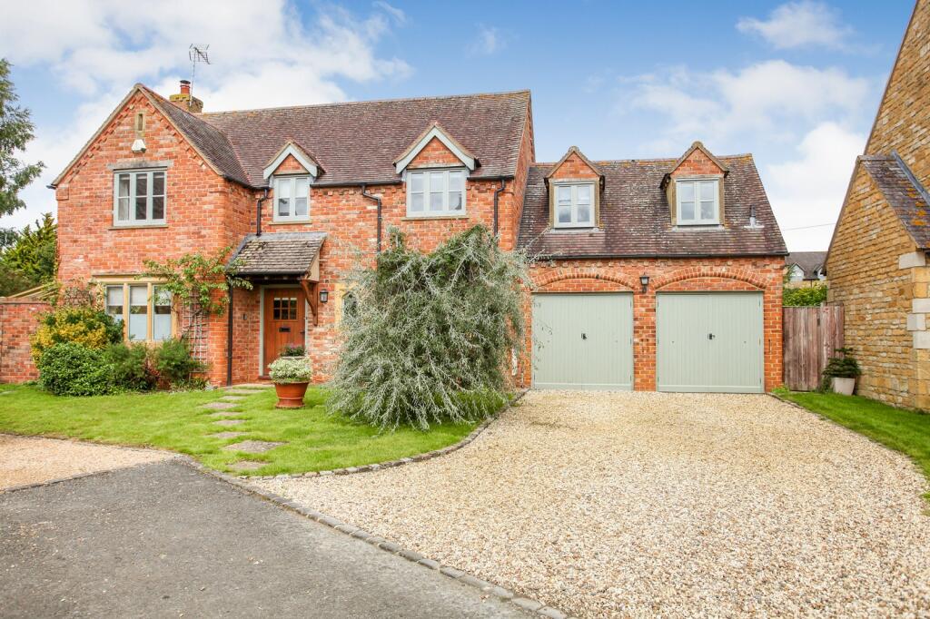 4 bedroom detached house for sale in Old Brewery Close, Stratford Road
