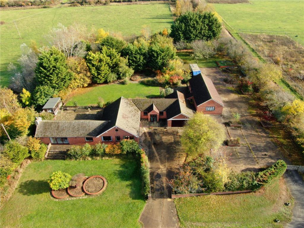 6 bedroom bungalow for sale in Bulby, Bourne, Lincolnshire, PE10