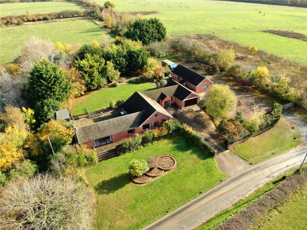 6 bedroom bungalow for sale in Bulby, Bourne, Lincolnshire, PE10