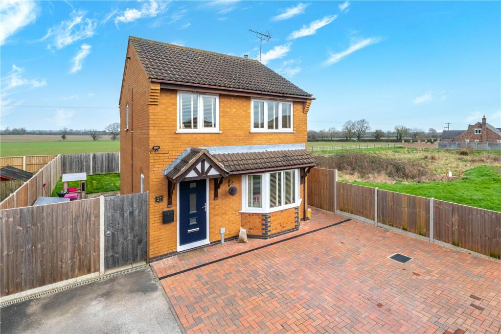 2 bedroom detached house for sale in Rochester Court, Bourne