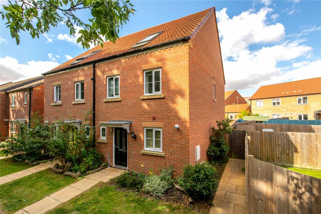 3 bedroom semidetached house for sale in Wincanton Way, Bourne