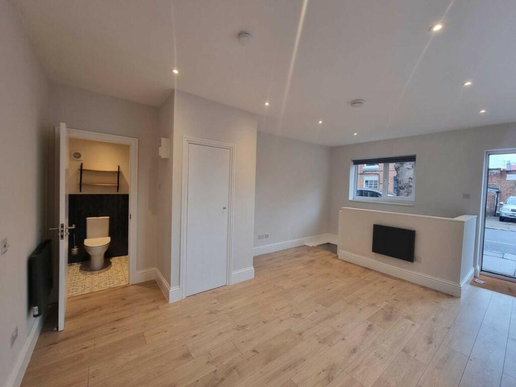 Office for rent in Roseneath Avenue, London, N21