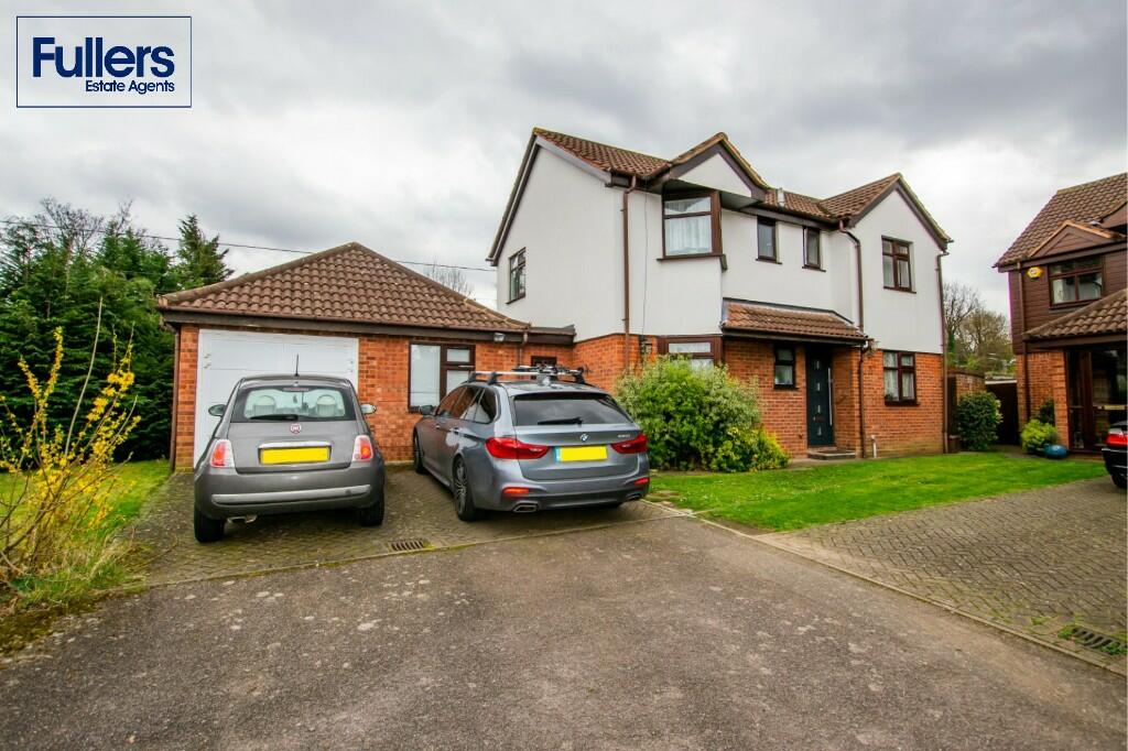 3 bedroom detached house for sale in Stratfield Park Close, London, N21