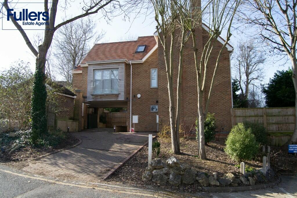 4 bedroom detached house for sale in Springbank, London, N21